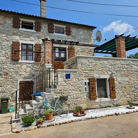 Paulina In A Stone House Jakici